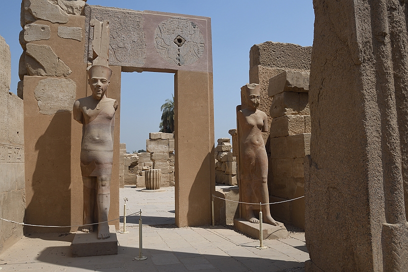 49 MAK_6164.jpg - Le statue di Tutankhamon e di sua moglie e sorellastra (faraone Akhenaton il padre, mamma incerta per lui Nefertiti per lei) Ankhesenamun (1348 a.C. circa – Tebe, dopo il 1322 a.C.).
